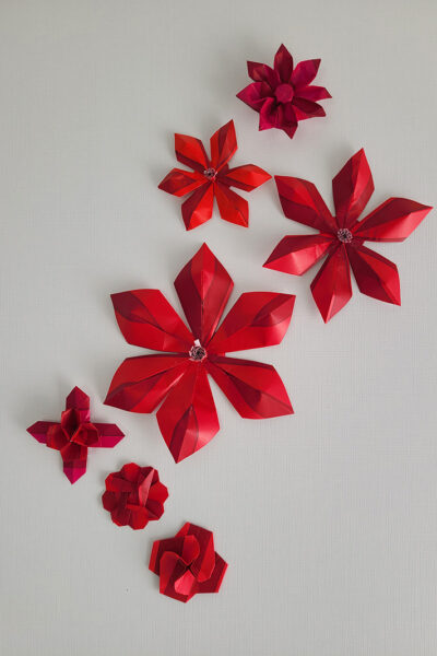 web-composition-florale-2 Composition de 5 types de fleurs en origami avec des Clématites, des Roses, des Primevères, des Gerbera et des Fleurs de Nénuphars.