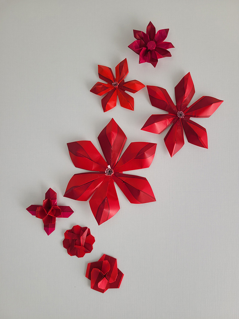 web-composition-florale-2 Composition de 5 types de fleurs en origami avec des Clématites, des Roses, des Primevères, des Gerbera et des Fleurs de Nénuphars.